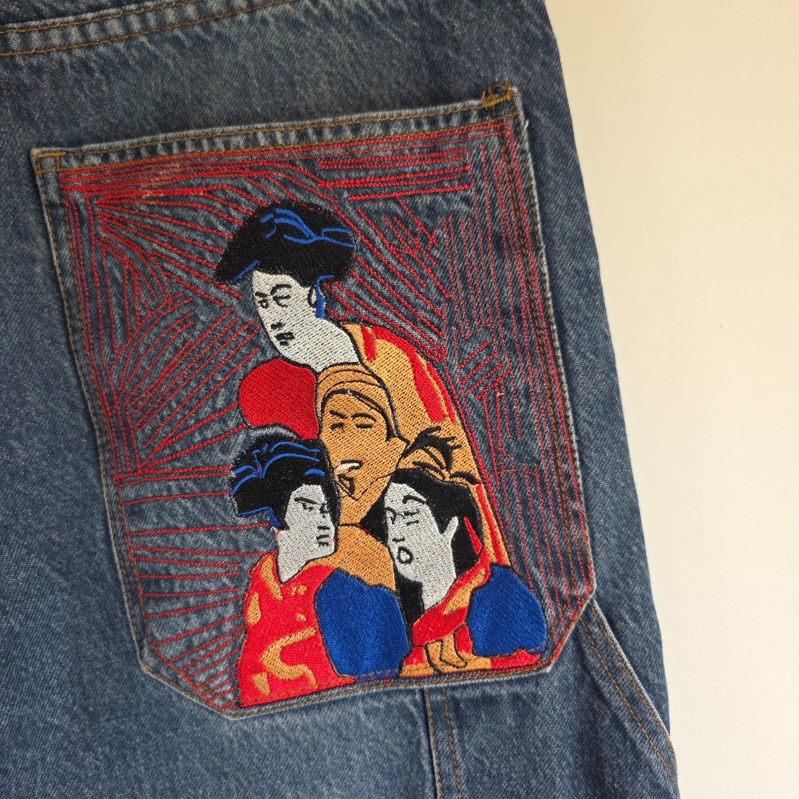 Wrangler blue baggy carpenter jeans with embroidered back pocket design and carpenter pocket detailing.