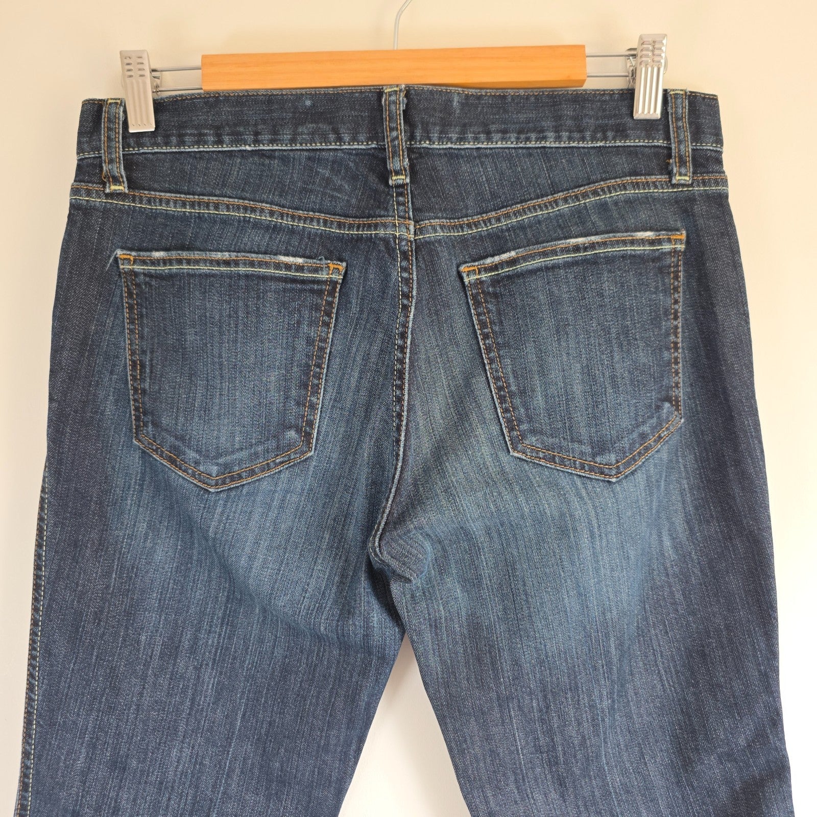 Gap blue straight jeans with low rise, bootcut style, made of stretch denim.