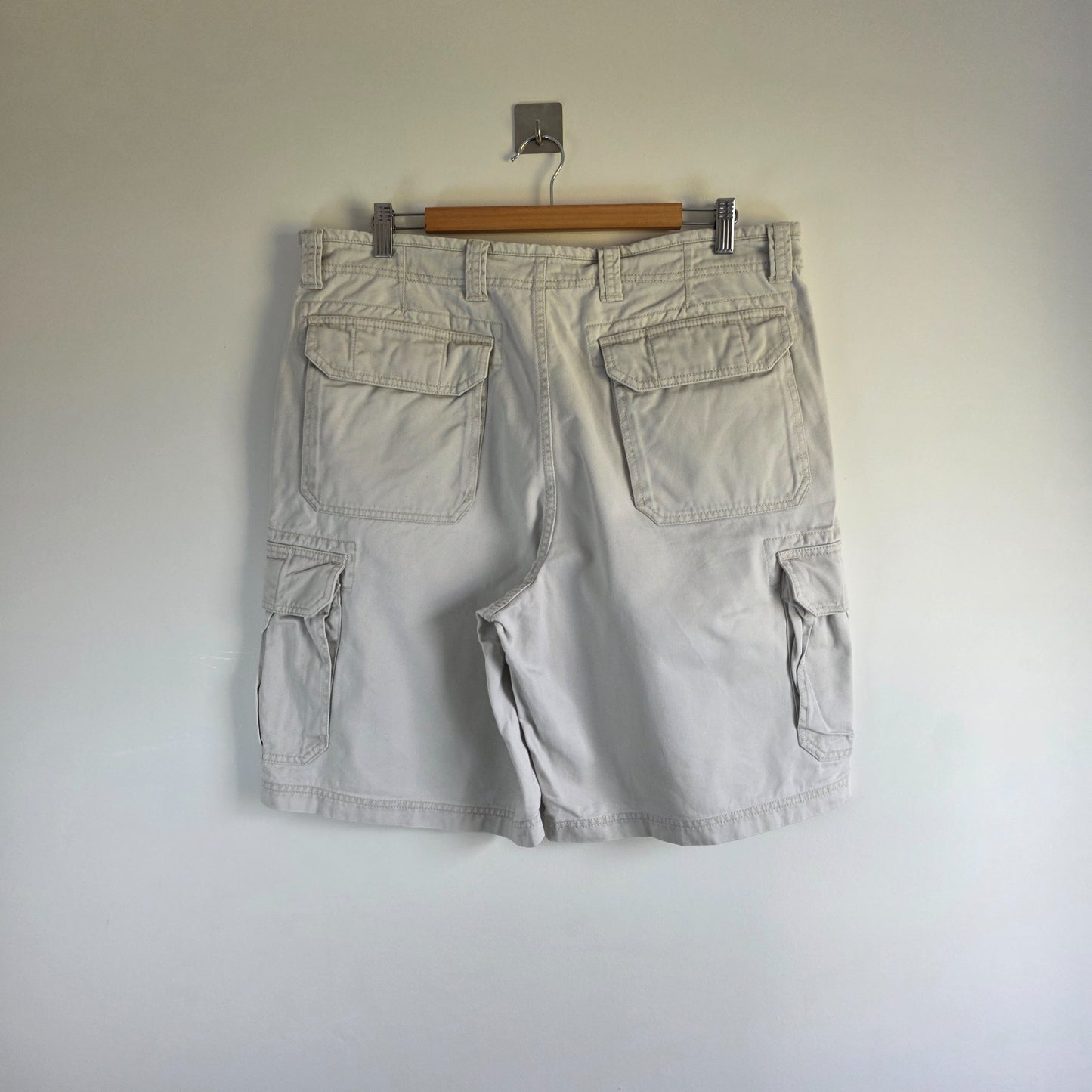 Gap cream cargo shorts with utility pockets and cotton fabric, in very good condition.