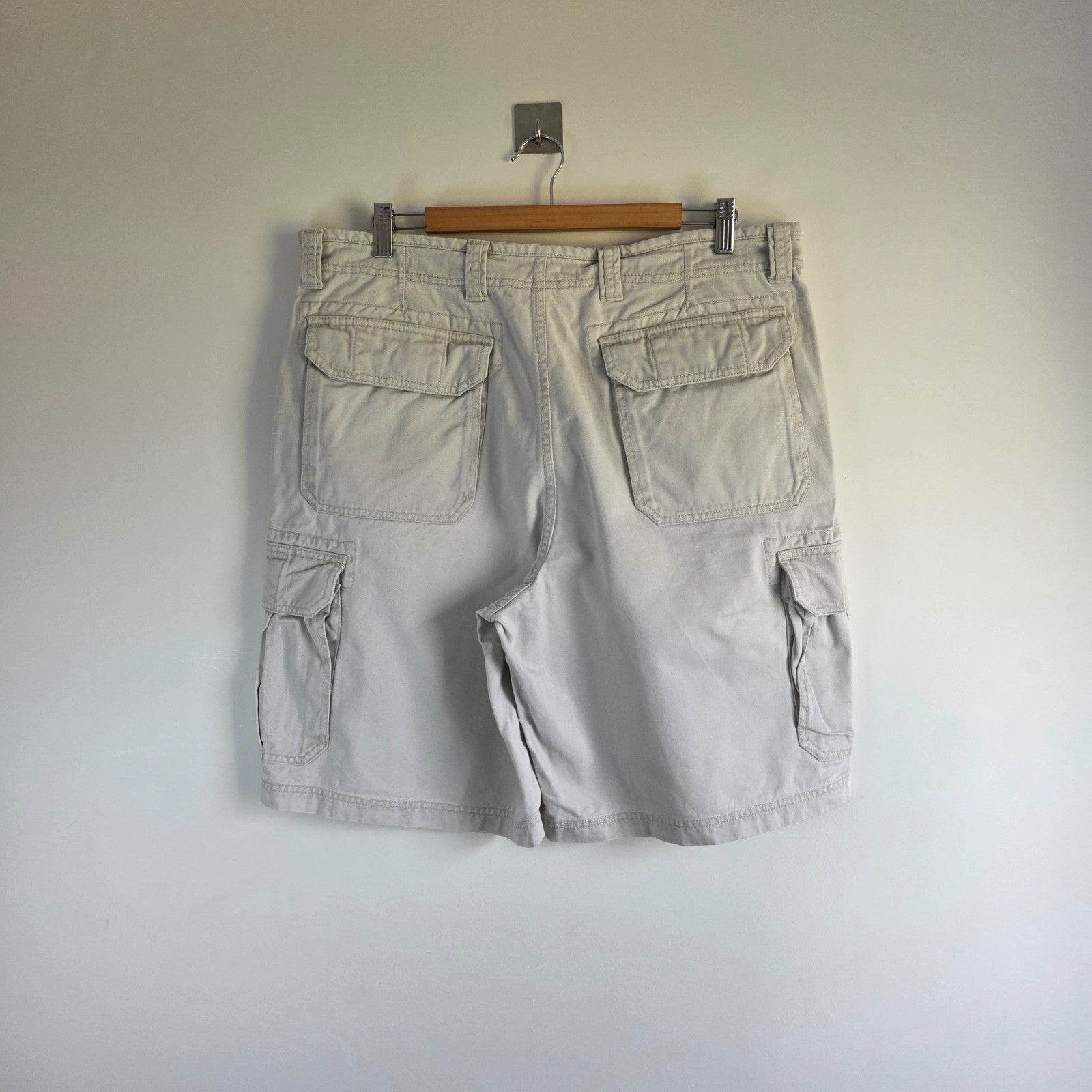 Gap cream cargo shorts with utility pockets and cotton fabric, in very good condition.