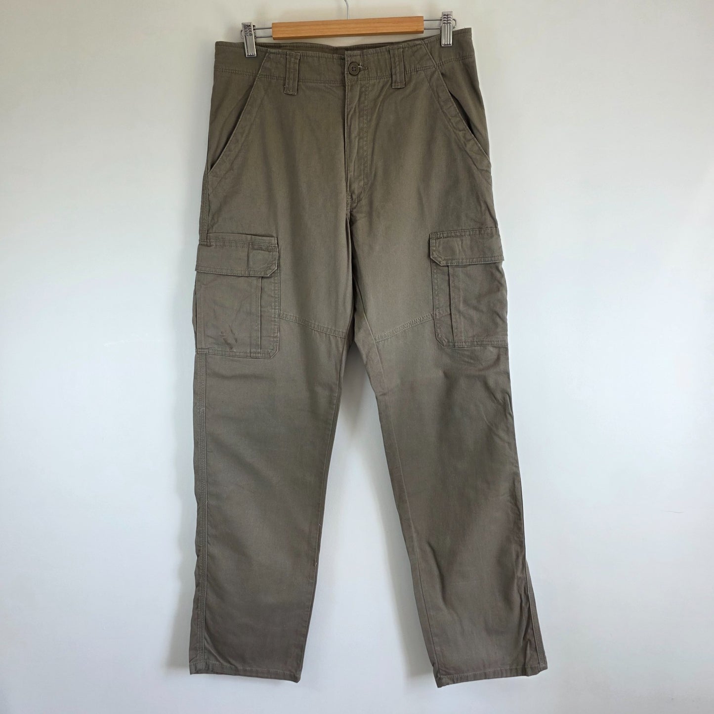 Wrangler khaki cargo trousers with utility pockets and cotton stretch fabric.