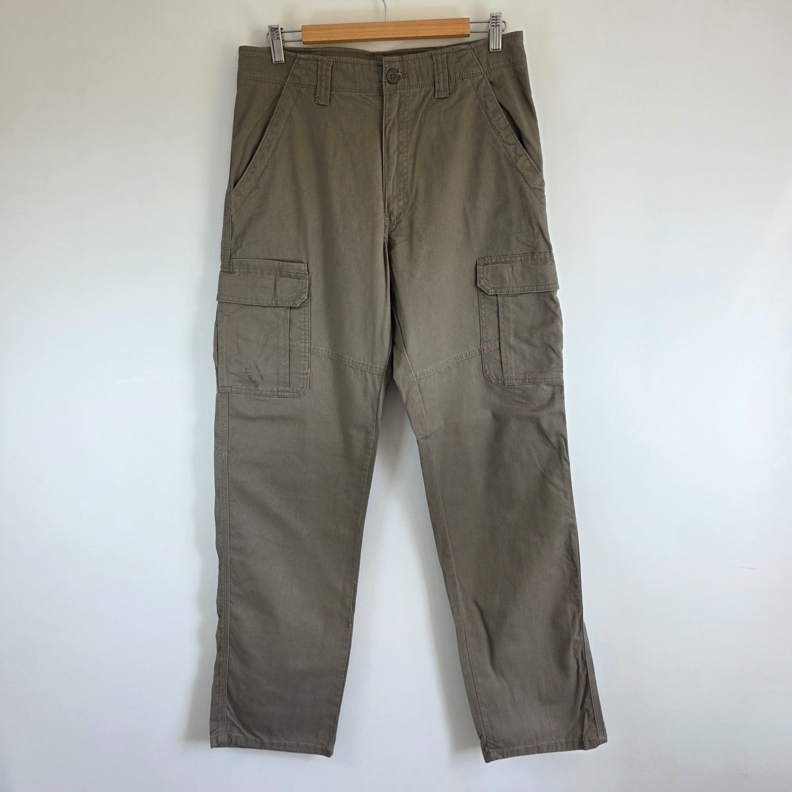 Wrangler khaki cargo trousers with utility pockets and cotton stretch fabric.