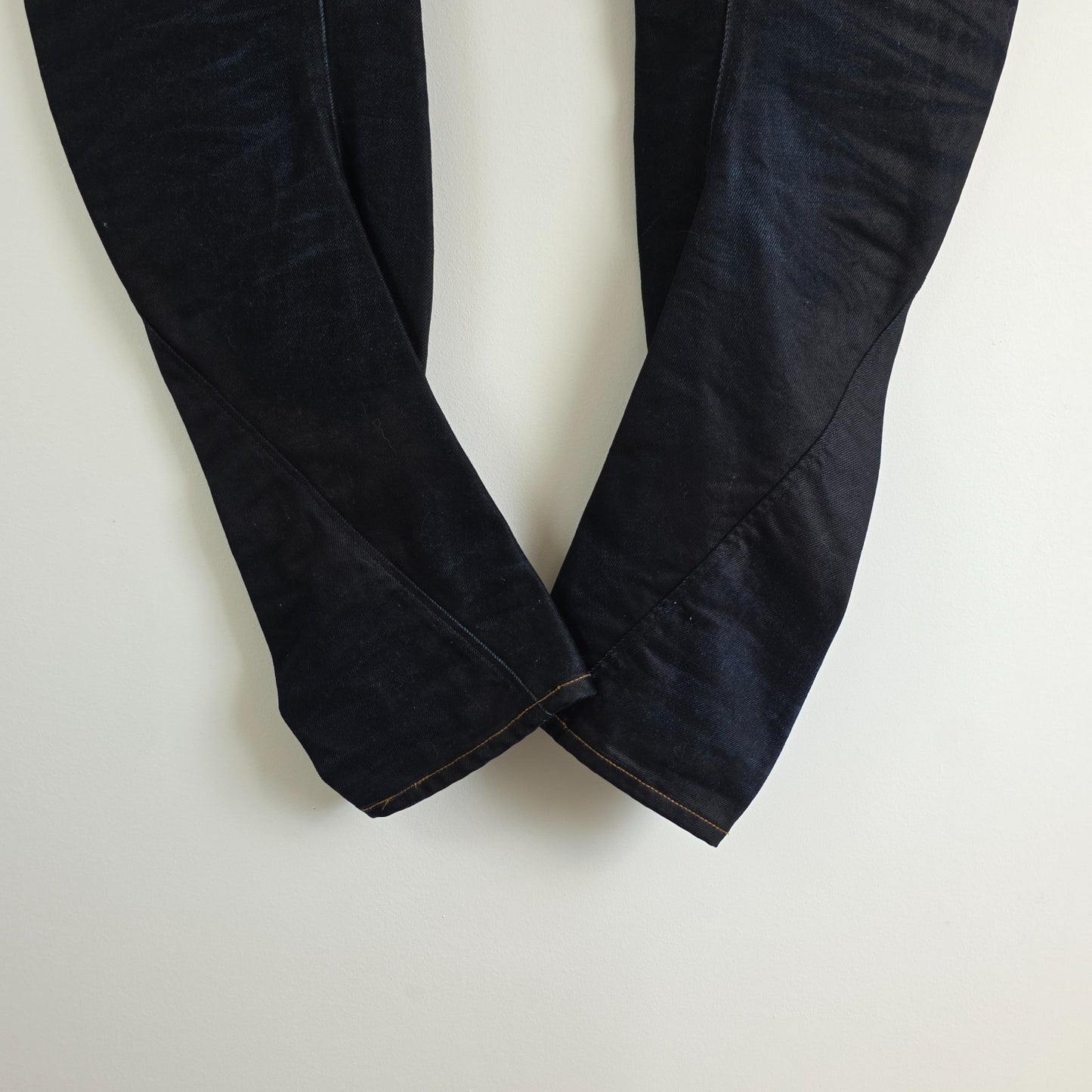 G-Star blue straight jeans with 3D arc design and 100% cotton material.
