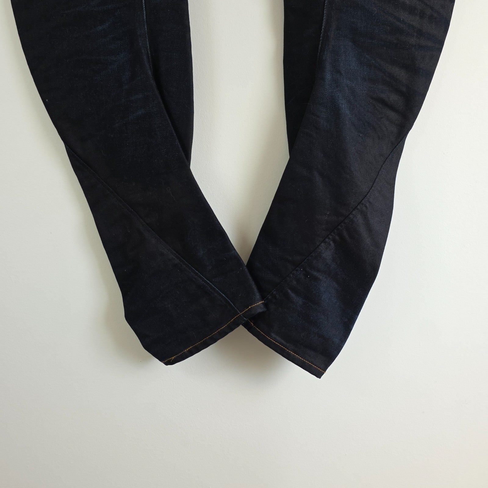 G-Star blue straight jeans with 3D arc design and 100% cotton material.