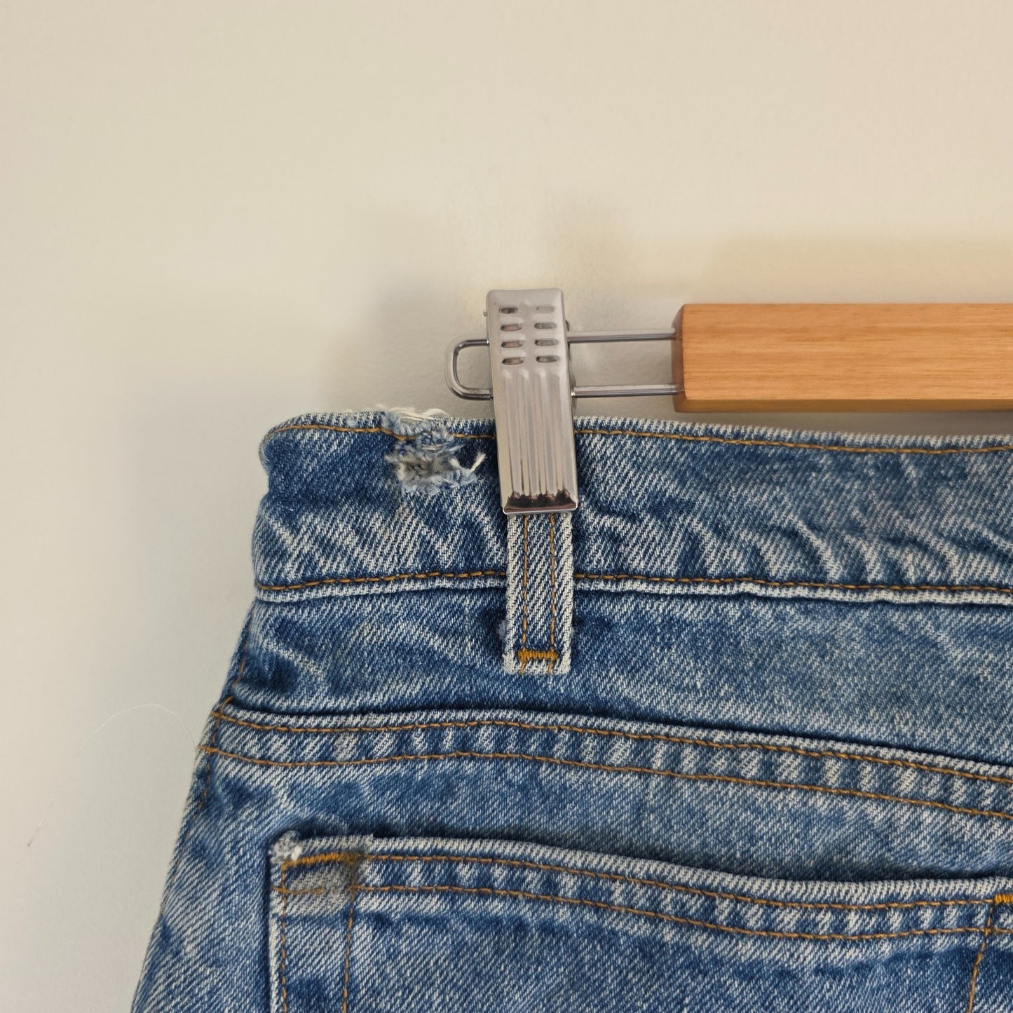 Levi's blue straight jeans vintage 550 relaxed fit with classic 90s silhouette.