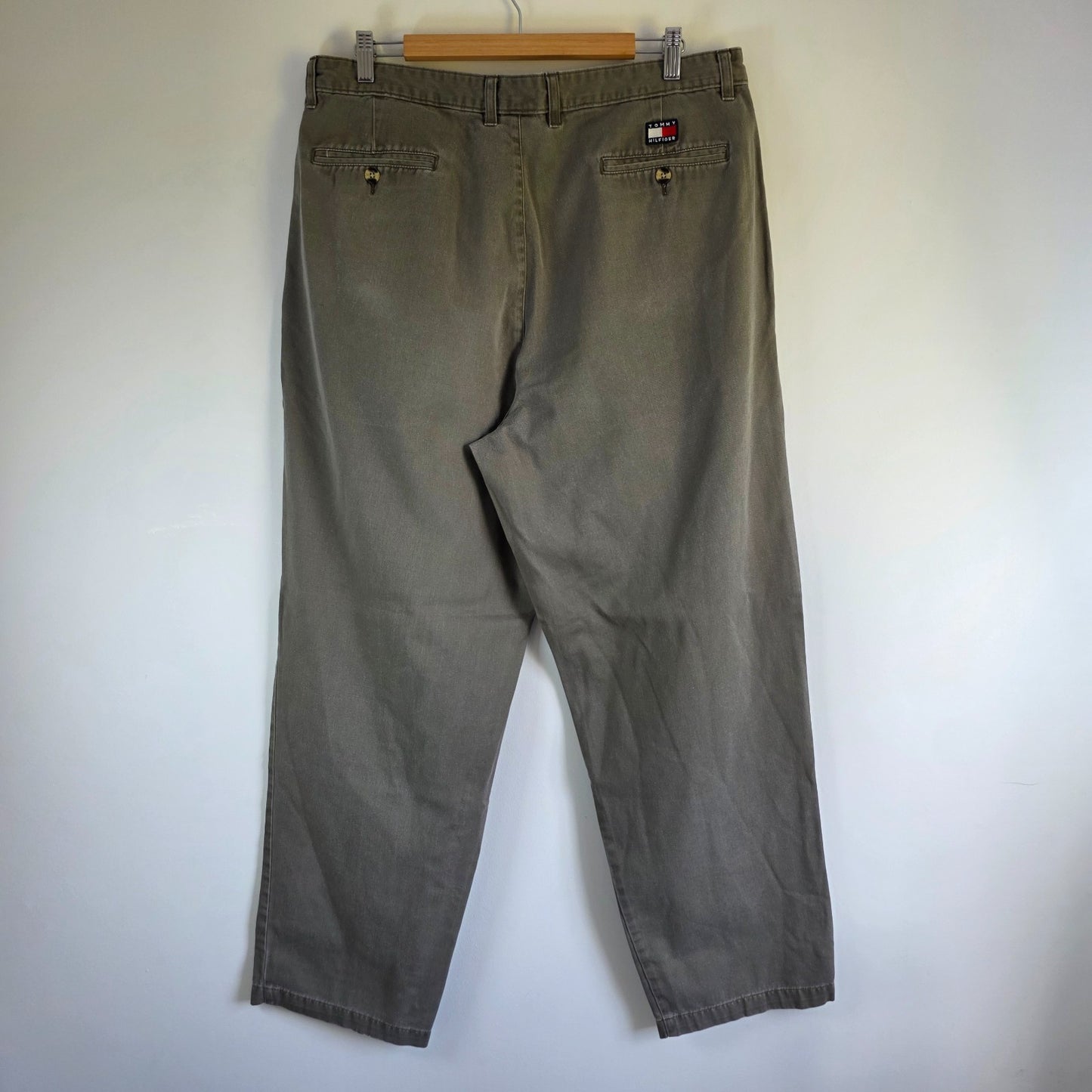 Vintage Tommy Hilfiger Chino Trousers W36 L31 Grey Straight Fit Pleated Men’s