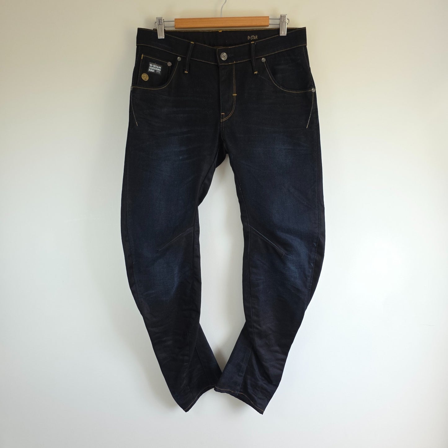 G-Star blue straight jeans with 3D arc design and 100% cotton material.