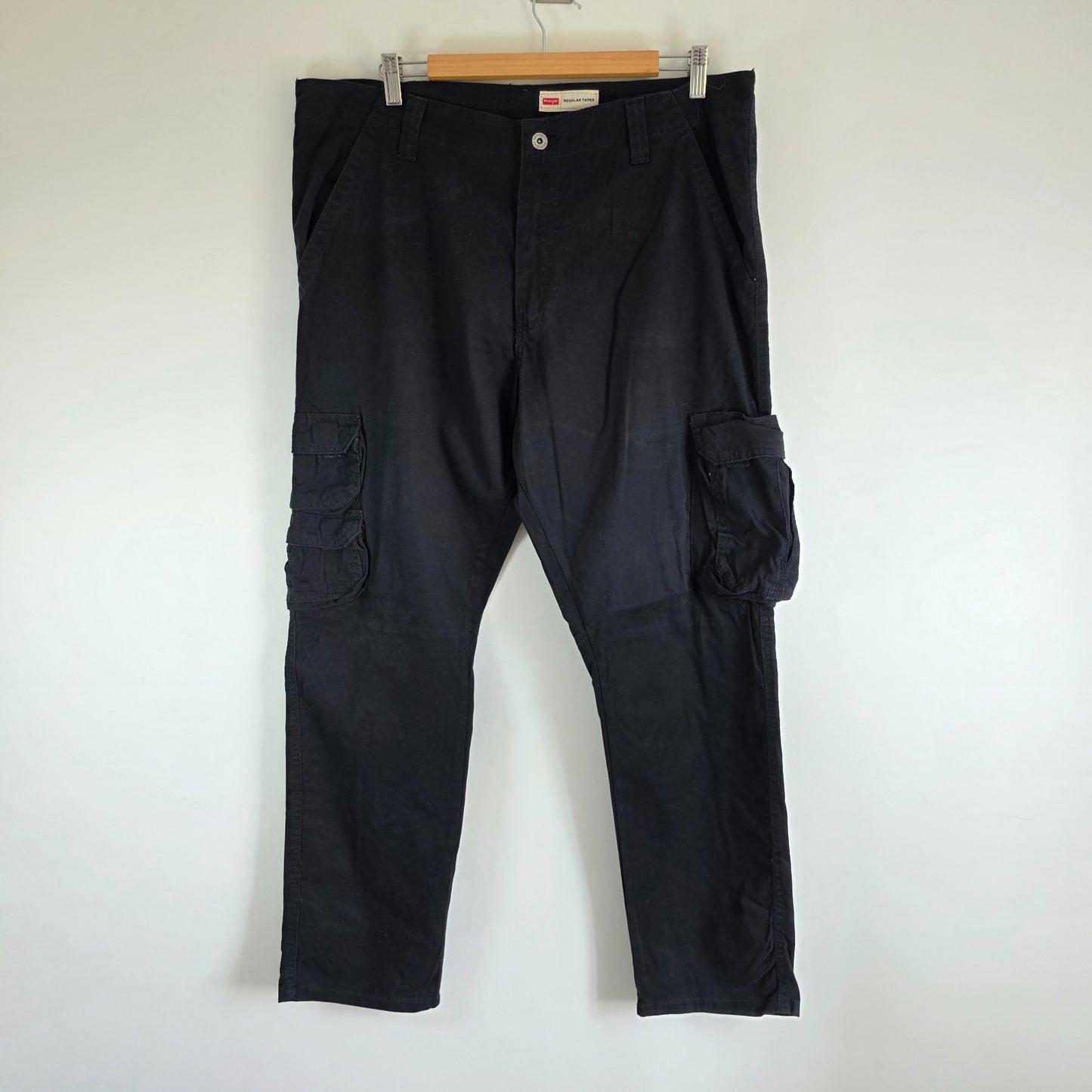 Wrangler black cargo trousers with utility pockets and stretch fabric in excellent condition.