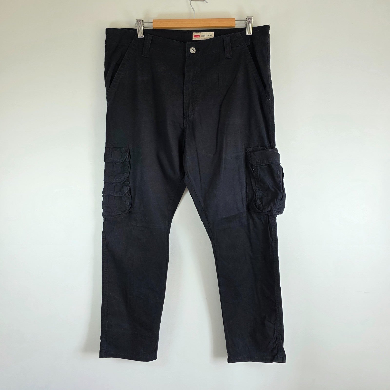 Wrangler black cargo trousers with utility pockets and stretch fabric in excellent condition.