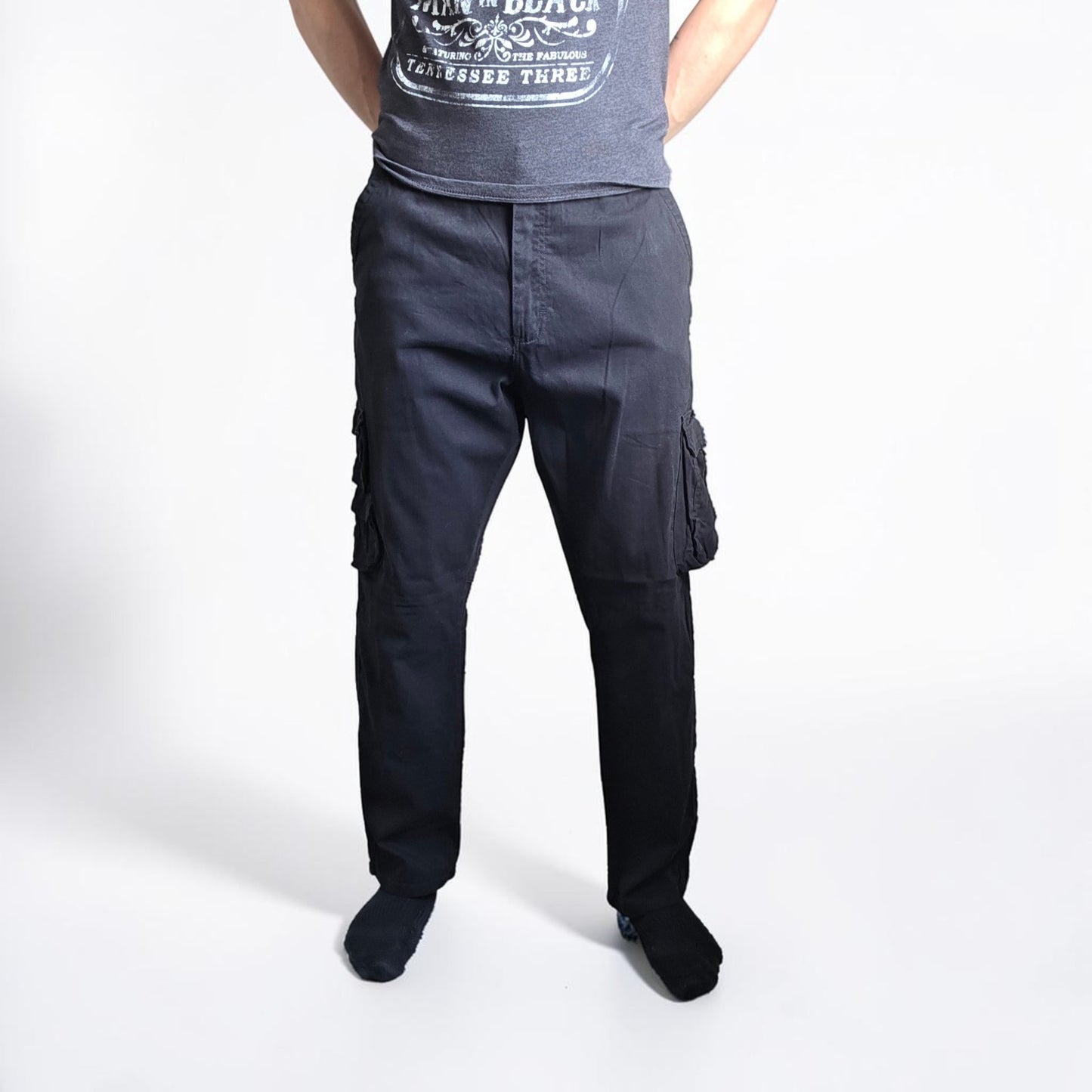 Wrangler black cargo trousers with utility pockets and stretch fabric in excellent condition.