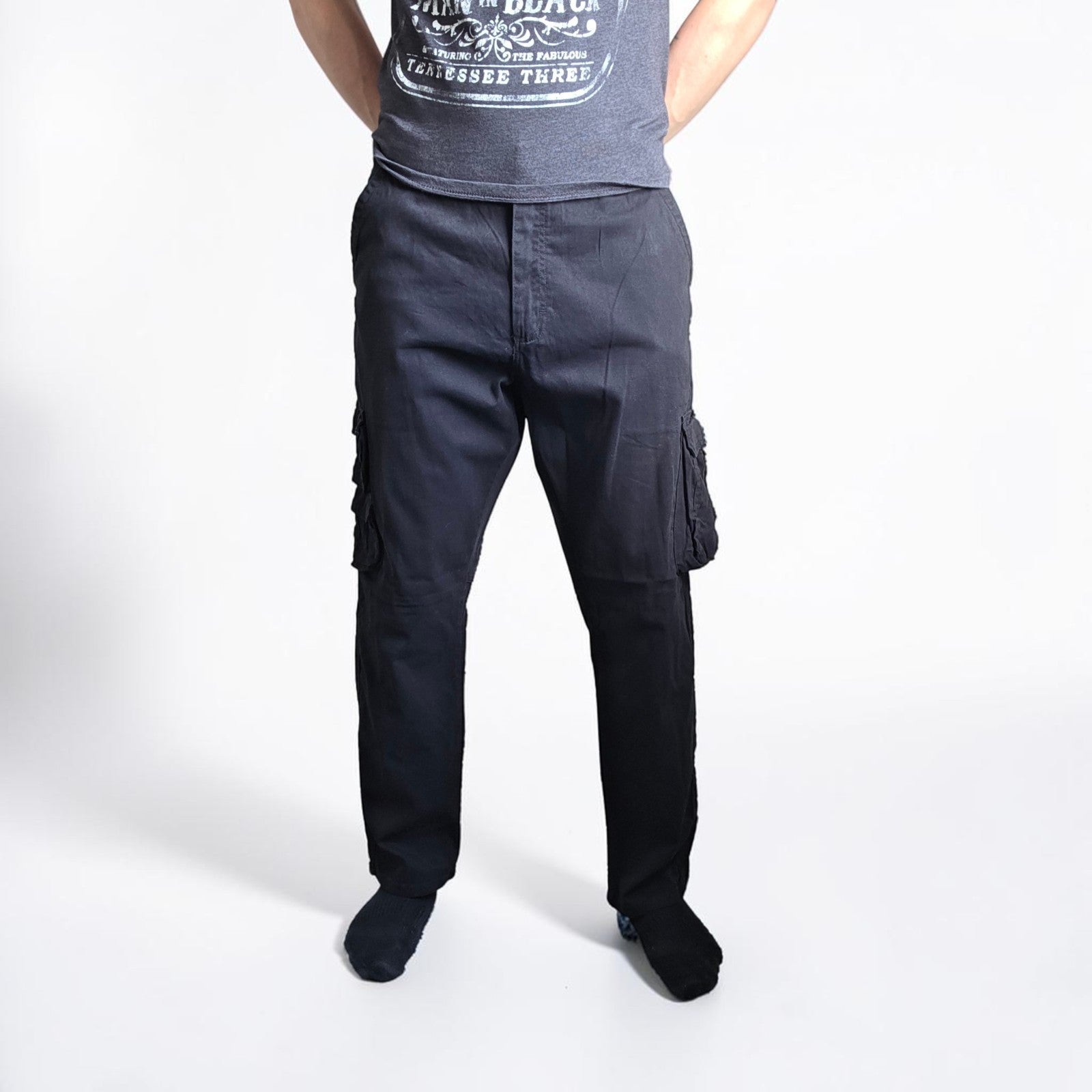 Wrangler black cargo trousers with utility pockets and stretch fabric in excellent condition.