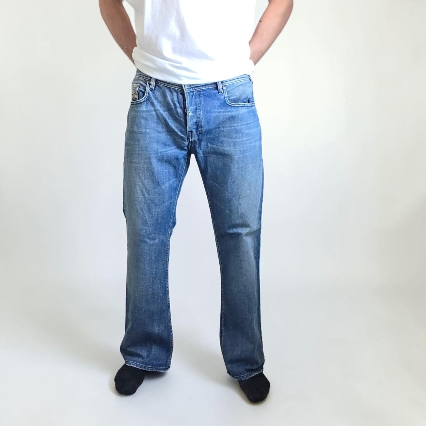 Diesel blue bootcut jeans with button fly and vintage Zathan fit, 100% cotton.