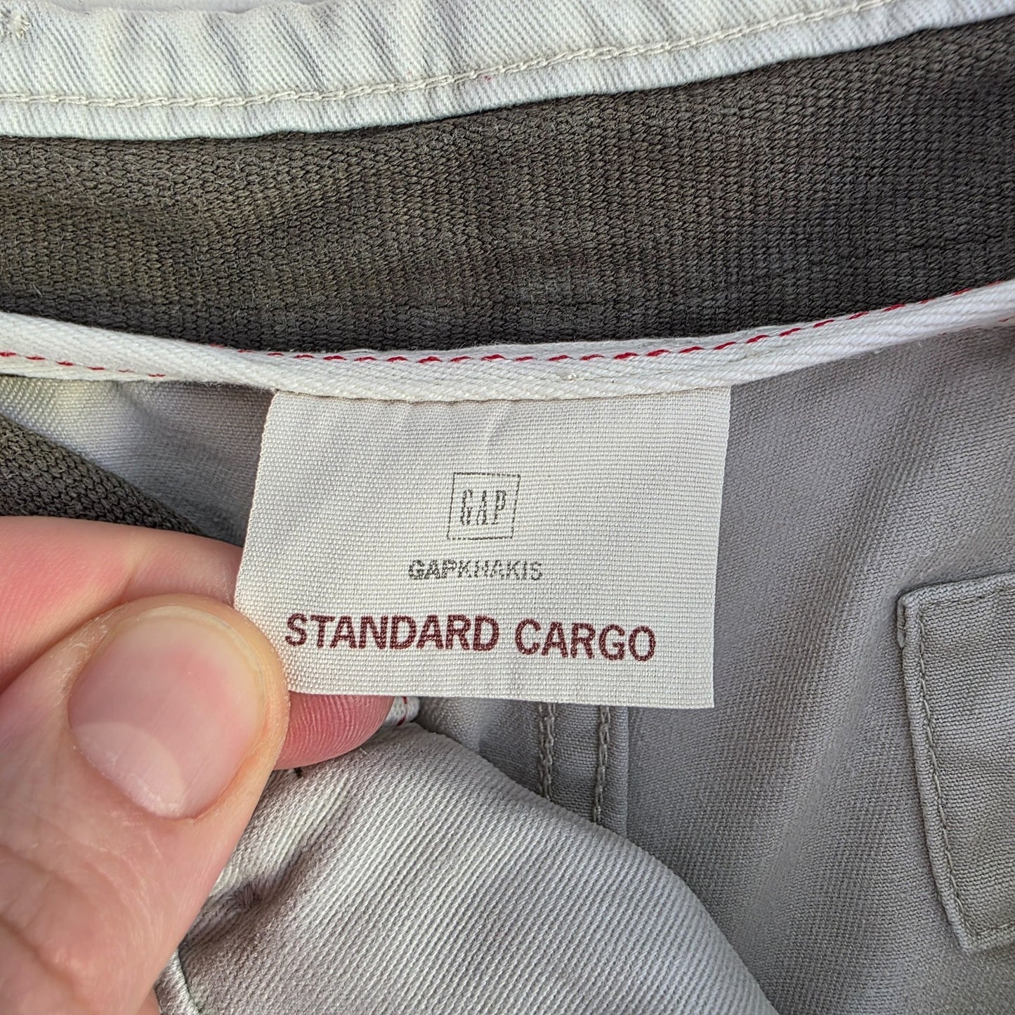 Gap cream cargo shorts with utility pockets and cotton fabric, in very good condition.