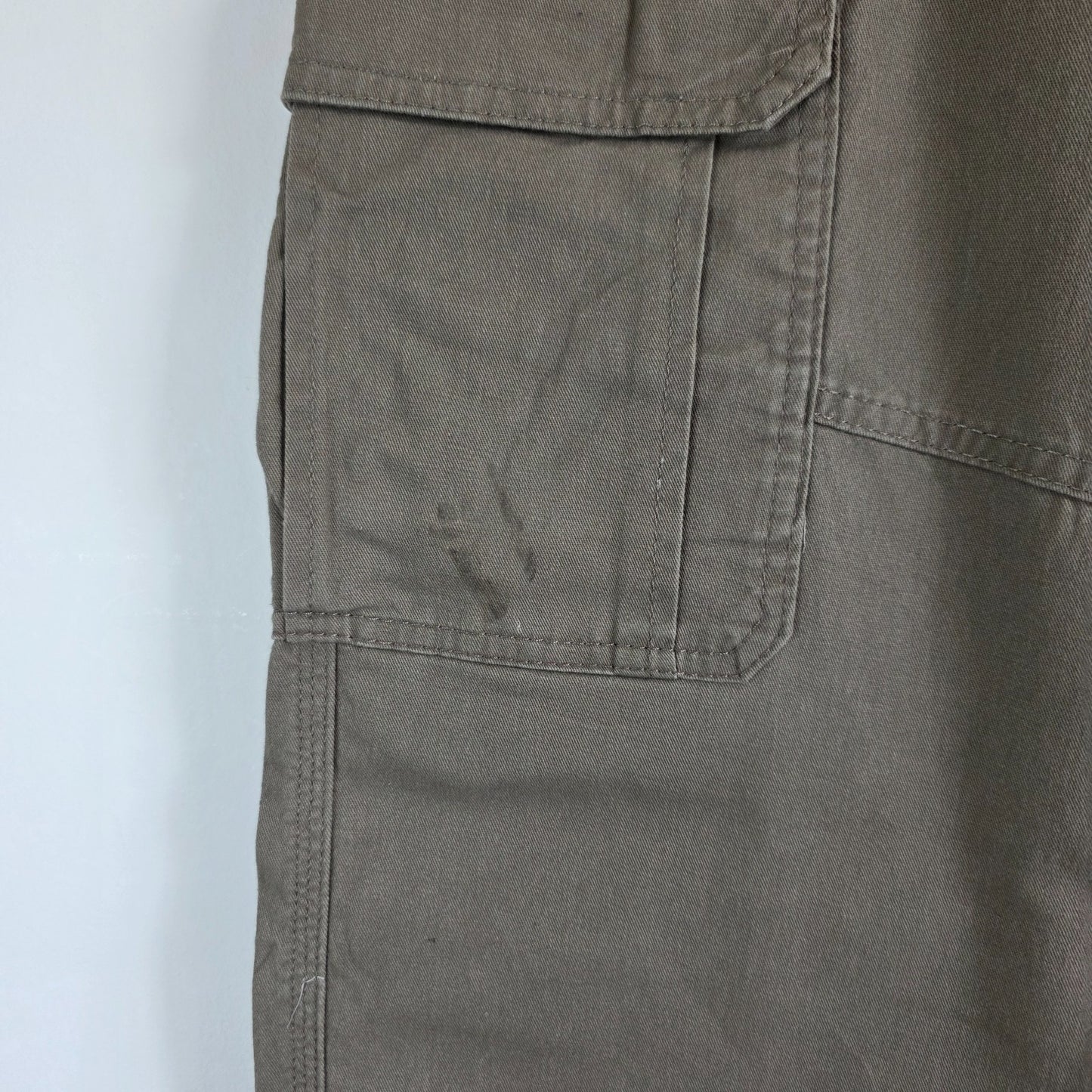 Wrangler khaki cargo trousers with utility pockets and cotton stretch fabric.