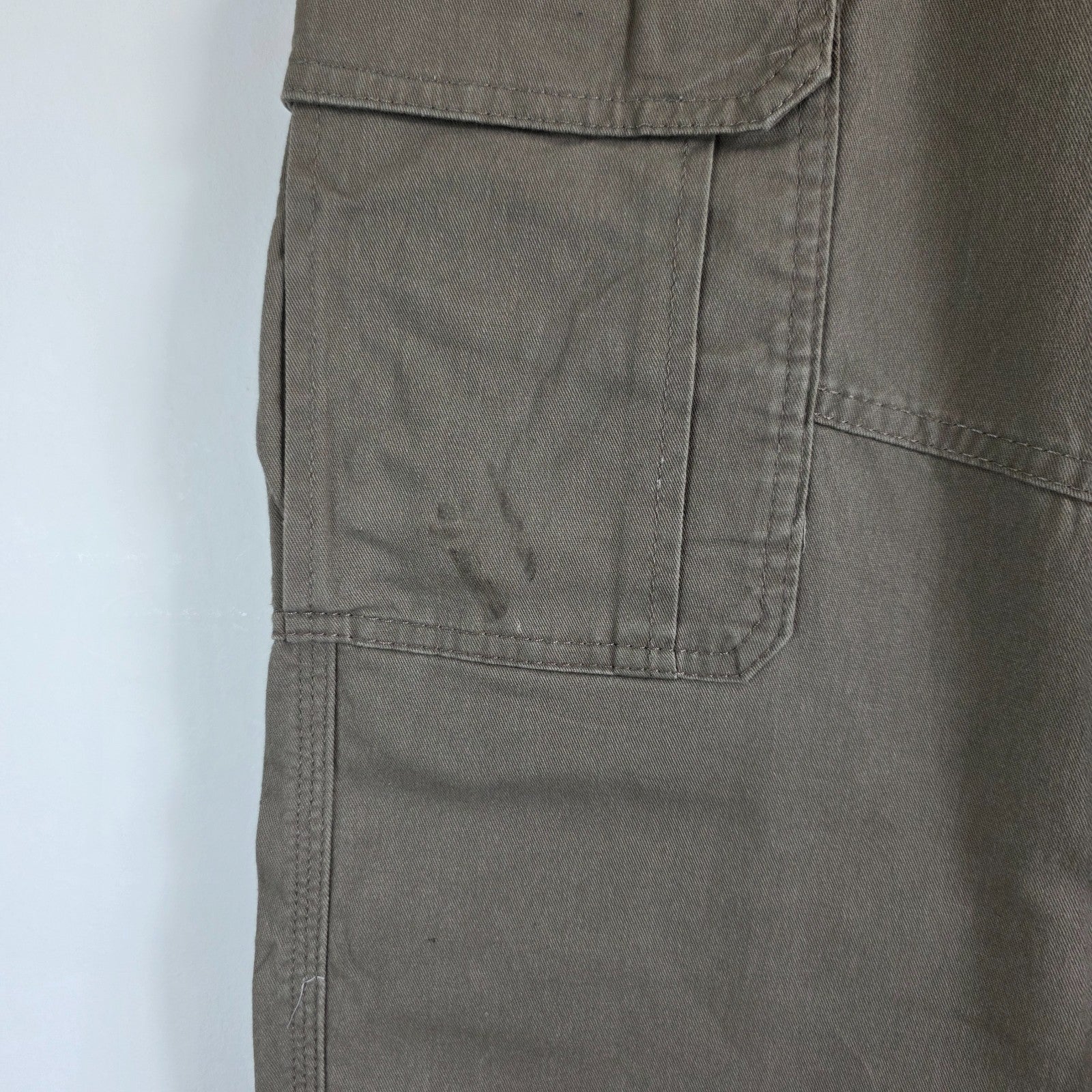 Wrangler khaki cargo trousers with utility pockets and cotton stretch fabric.