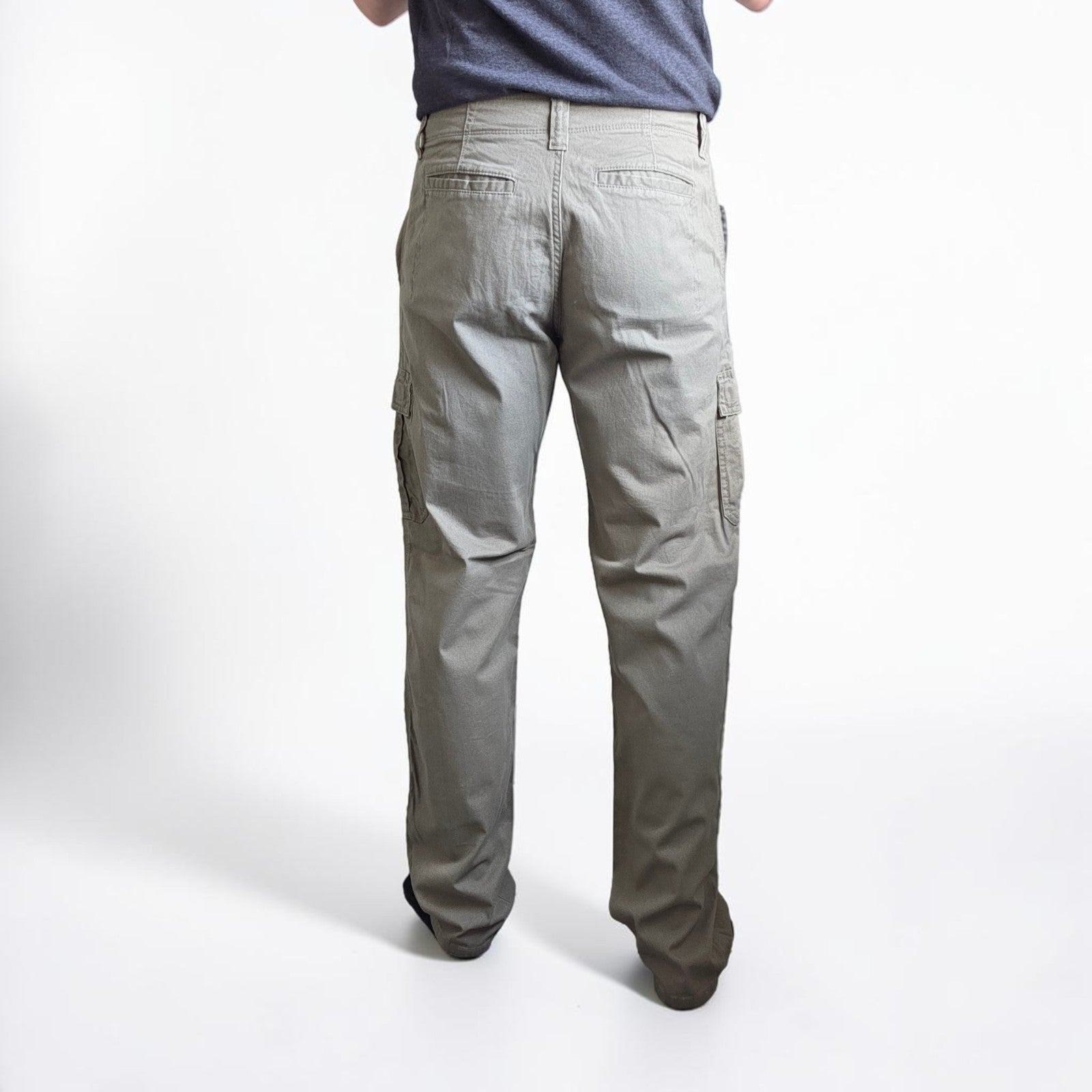 Wrangler khaki cargo trousers with utility pockets and cotton stretch fabric.