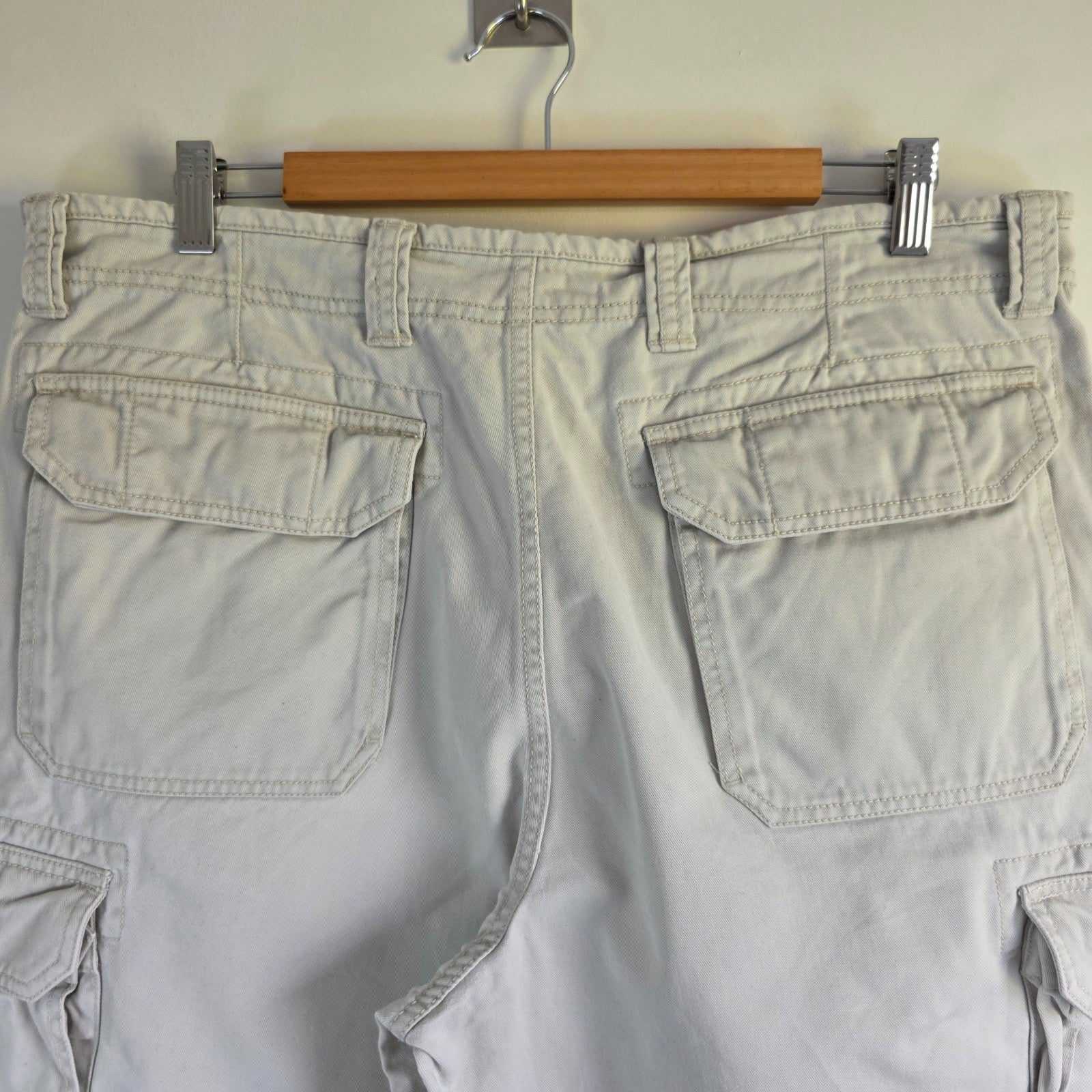 Gap cream cargo shorts with utility pockets and cotton fabric, in very good condition.