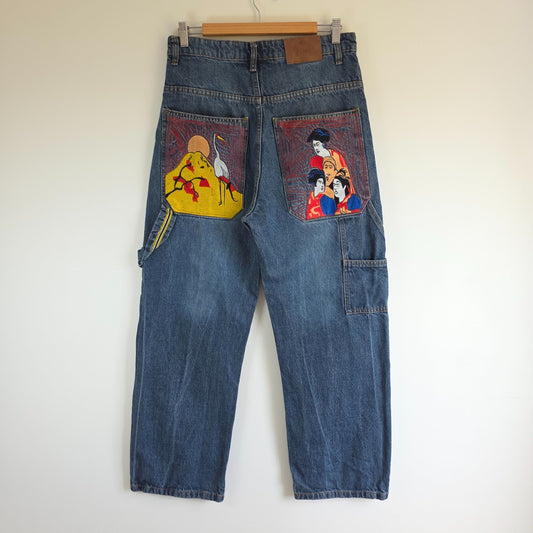 Wrangler blue baggy carpenter jeans with embroidered back pocket design and carpenter pocket detailing.