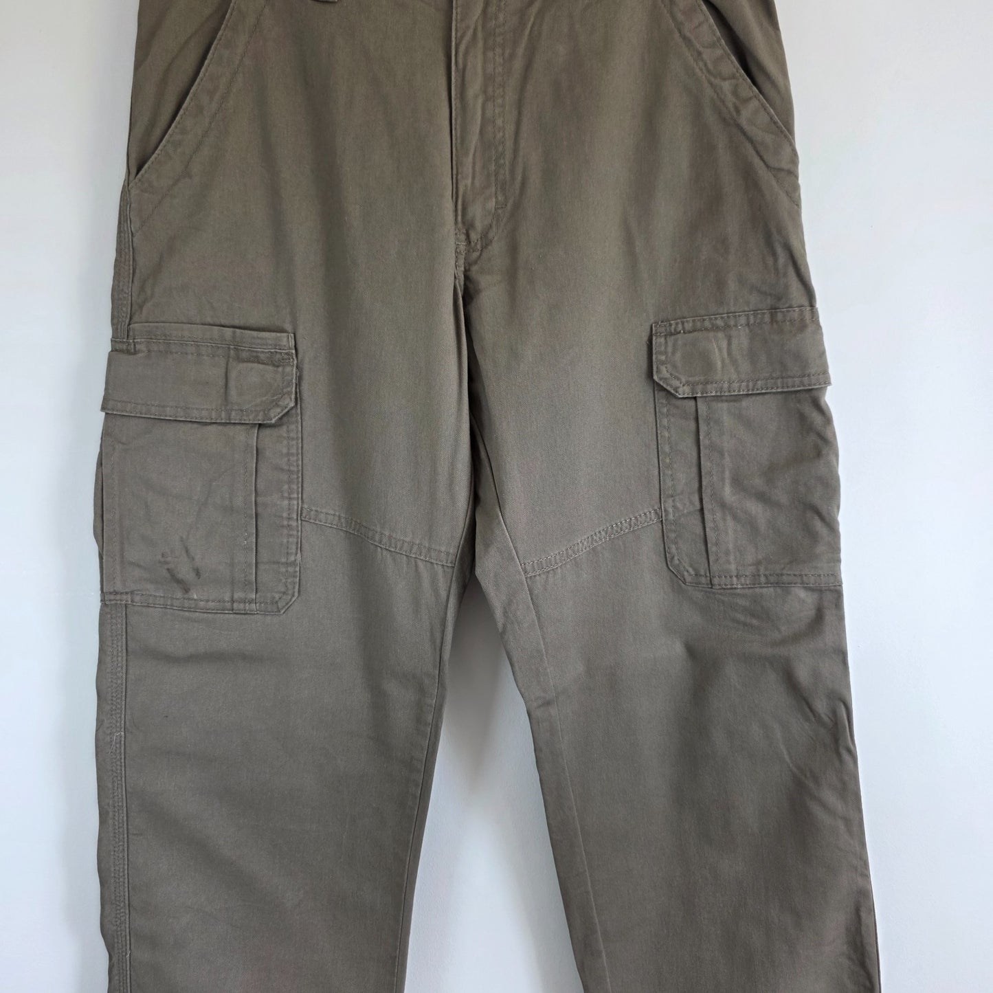 Wrangler khaki cargo trousers with utility pockets and cotton stretch fabric.