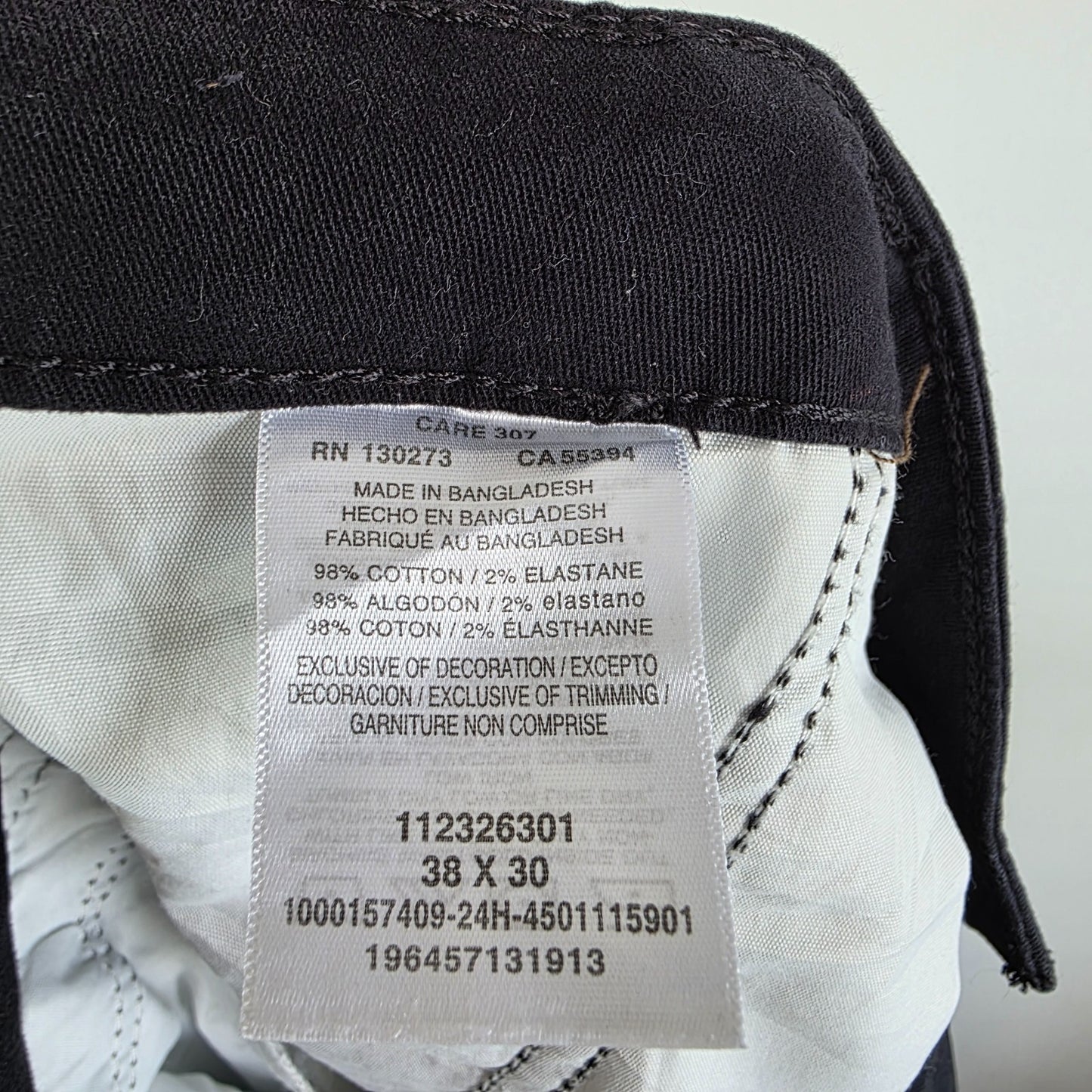 Wrangler black cargo trousers with utility pockets and stretch fabric in excellent condition.