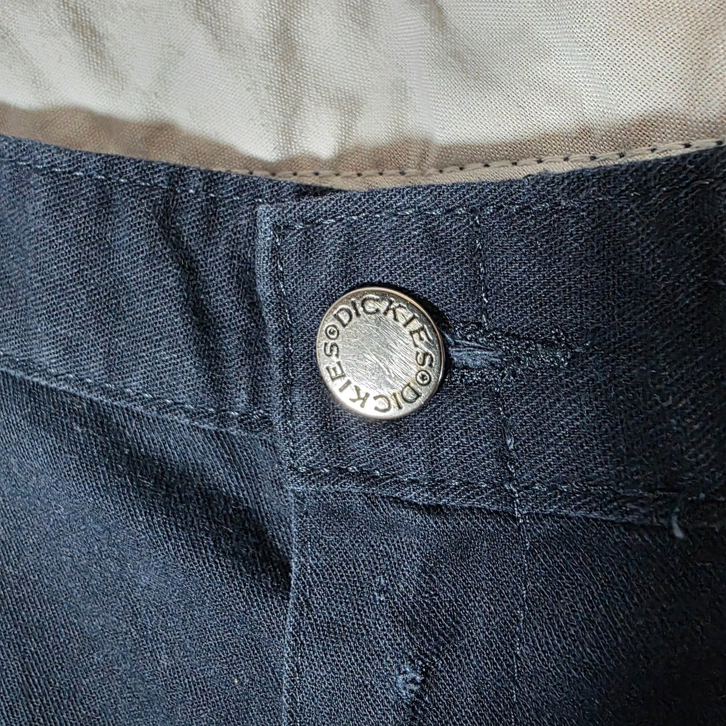 Dickies blue cargo trousers with zipped pockets and relaxed fit, made from durable flex fabric.