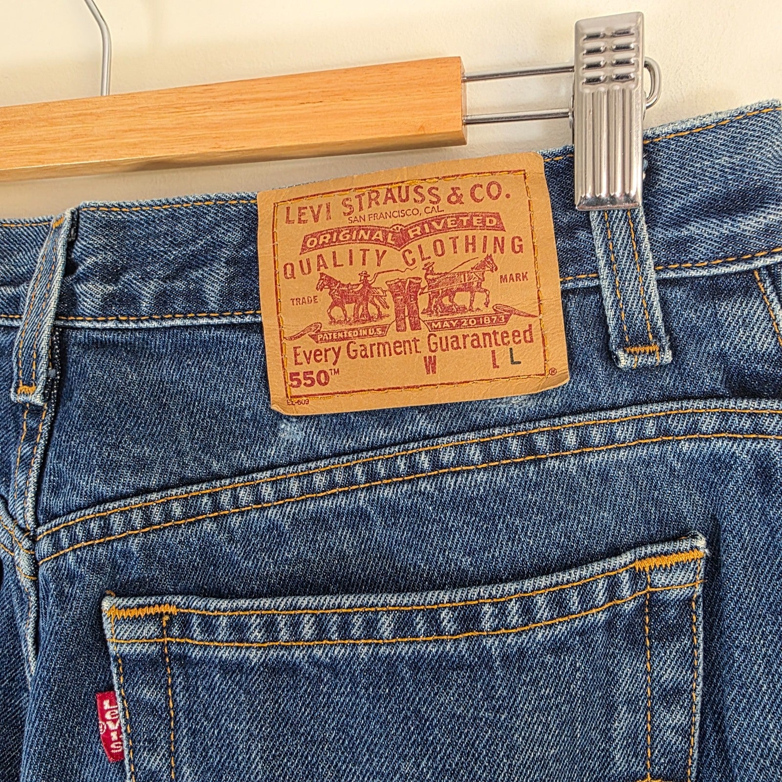 Vintage Levi's 550 Relaxed Fit Jeans Womens W31 L32 Blue Tapered Leg Distressed