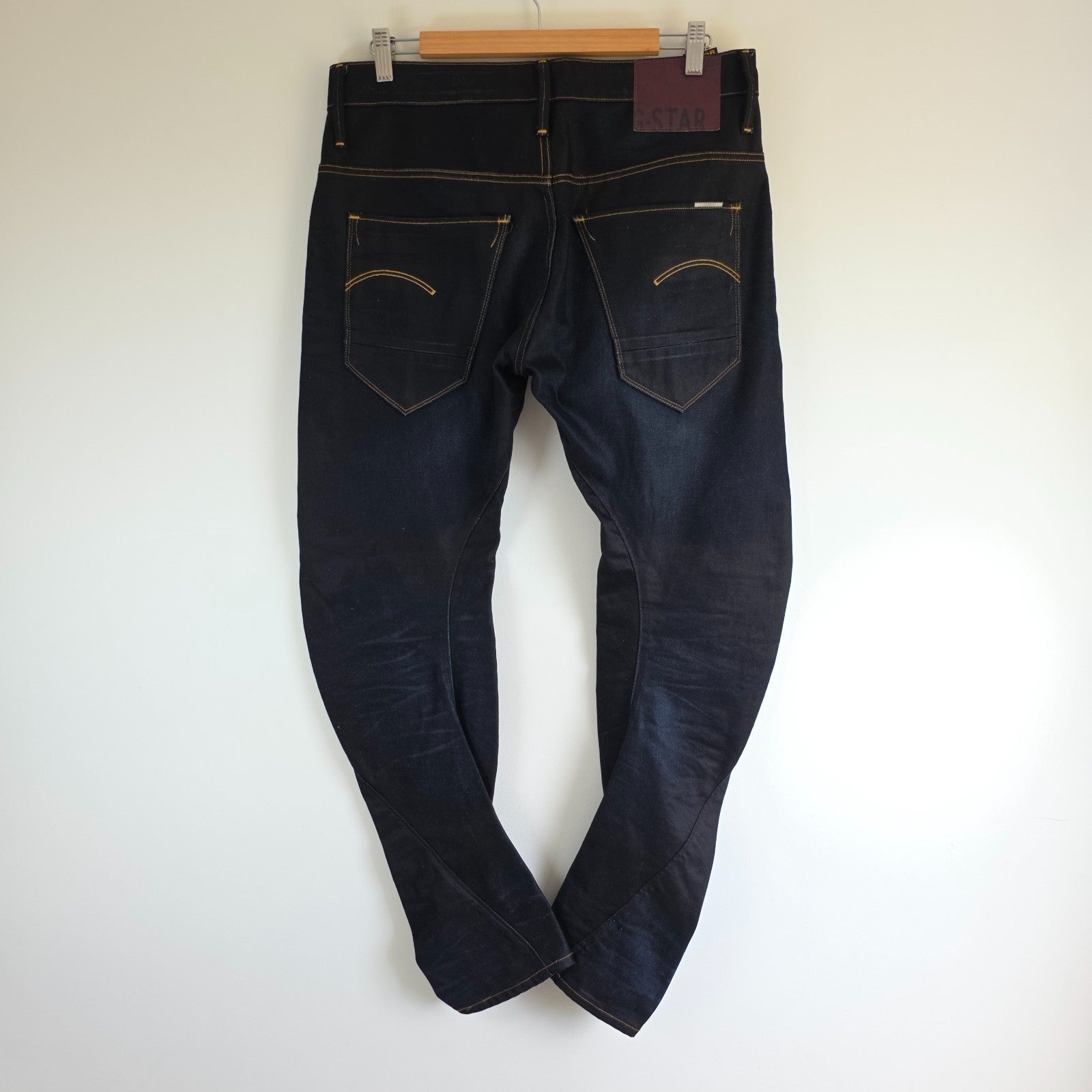G-Star blue straight jeans with 3D arc design and 100% cotton material.