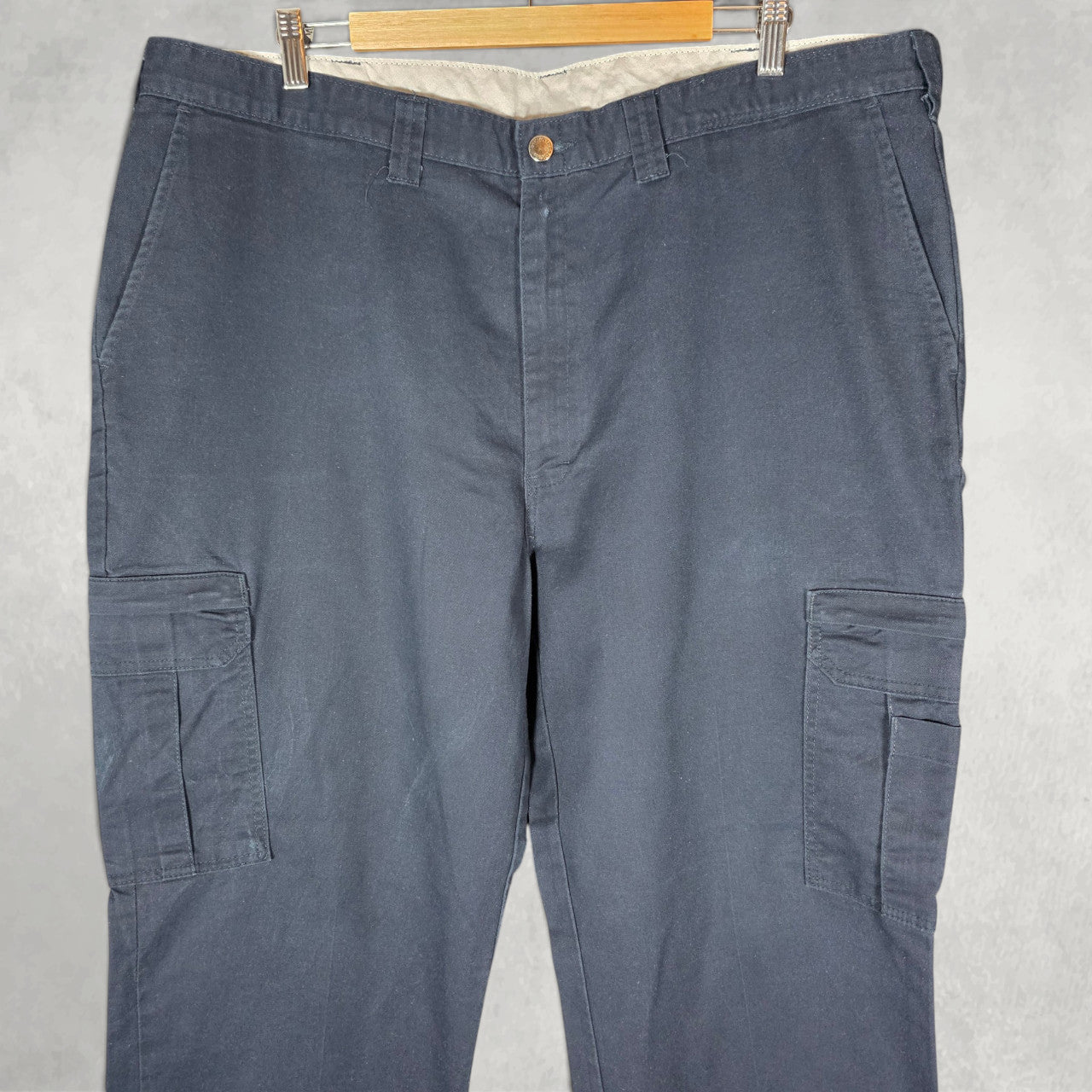 Dickies blue cargo trousers with zipped pockets and relaxed fit, made from durable flex fabric.