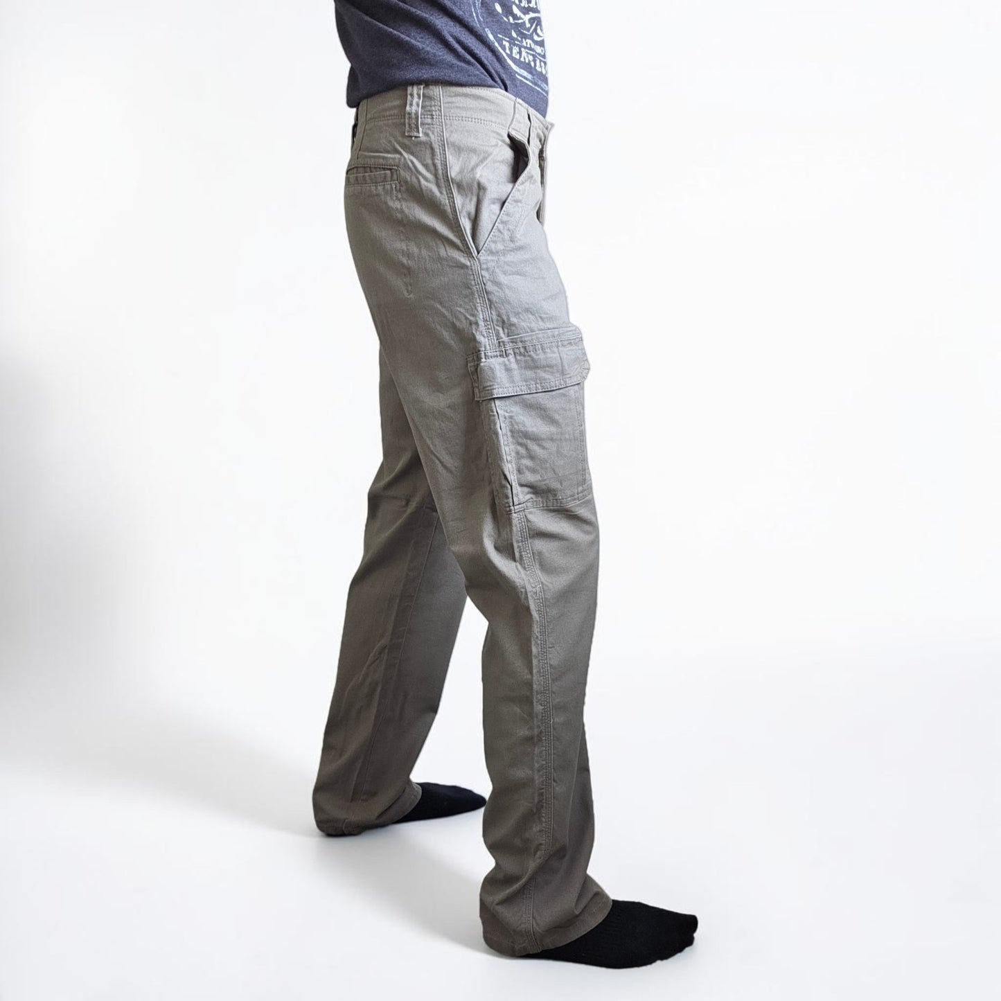 Wrangler khaki cargo trousers with utility pockets and cotton stretch fabric.