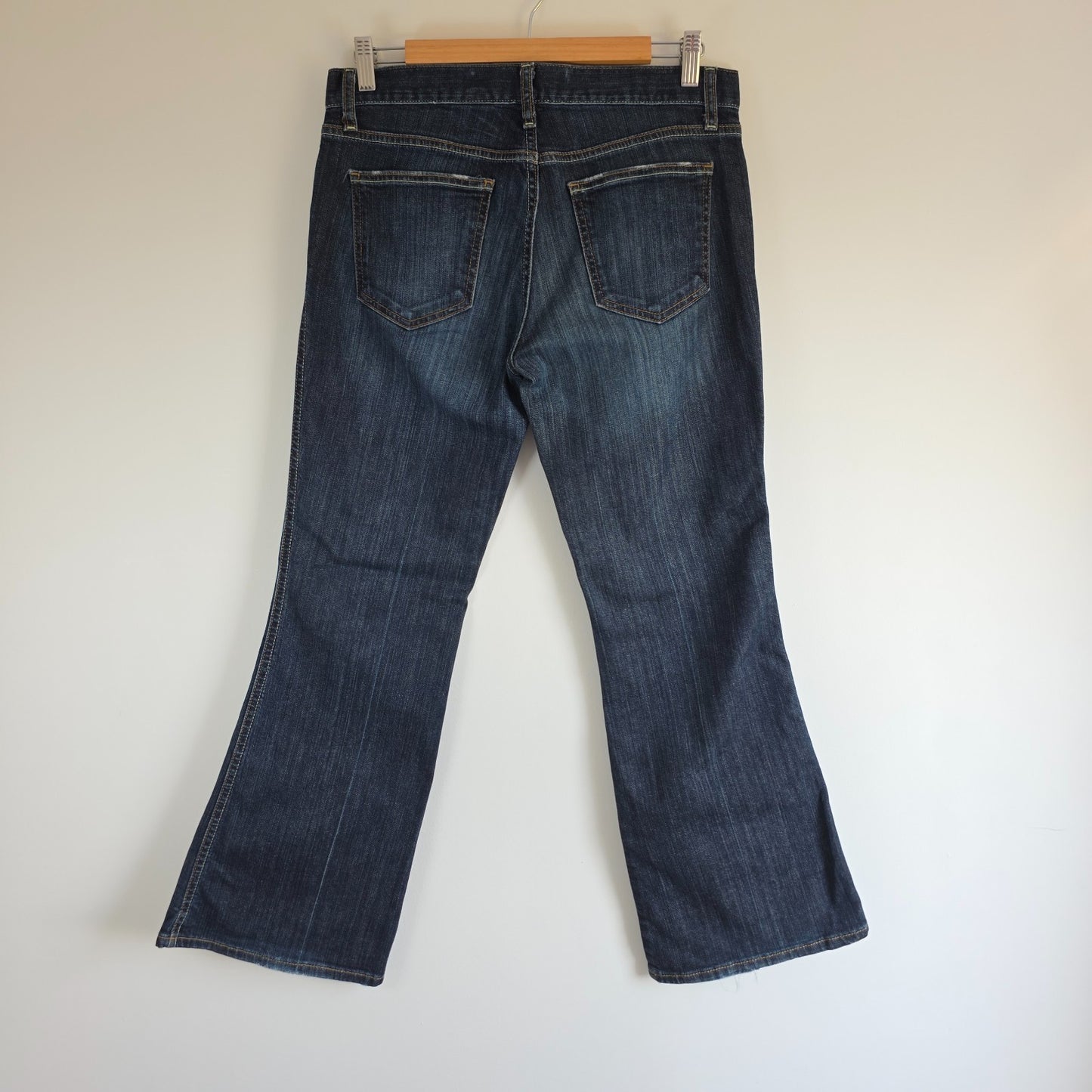 Gap blue straight jeans with low rise, bootcut style, made of stretch denim.