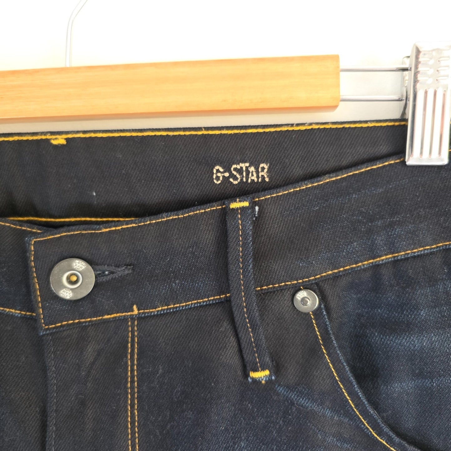 G-Star blue straight jeans with 3D arc design and 100% cotton material.