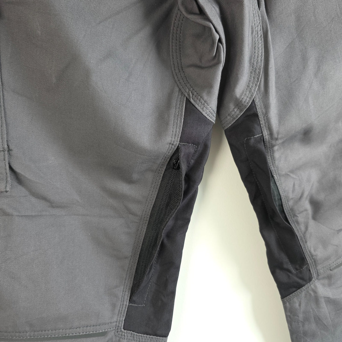 Würth Modyf black cargo trousers with reinforced knees and multiple utility pockets.