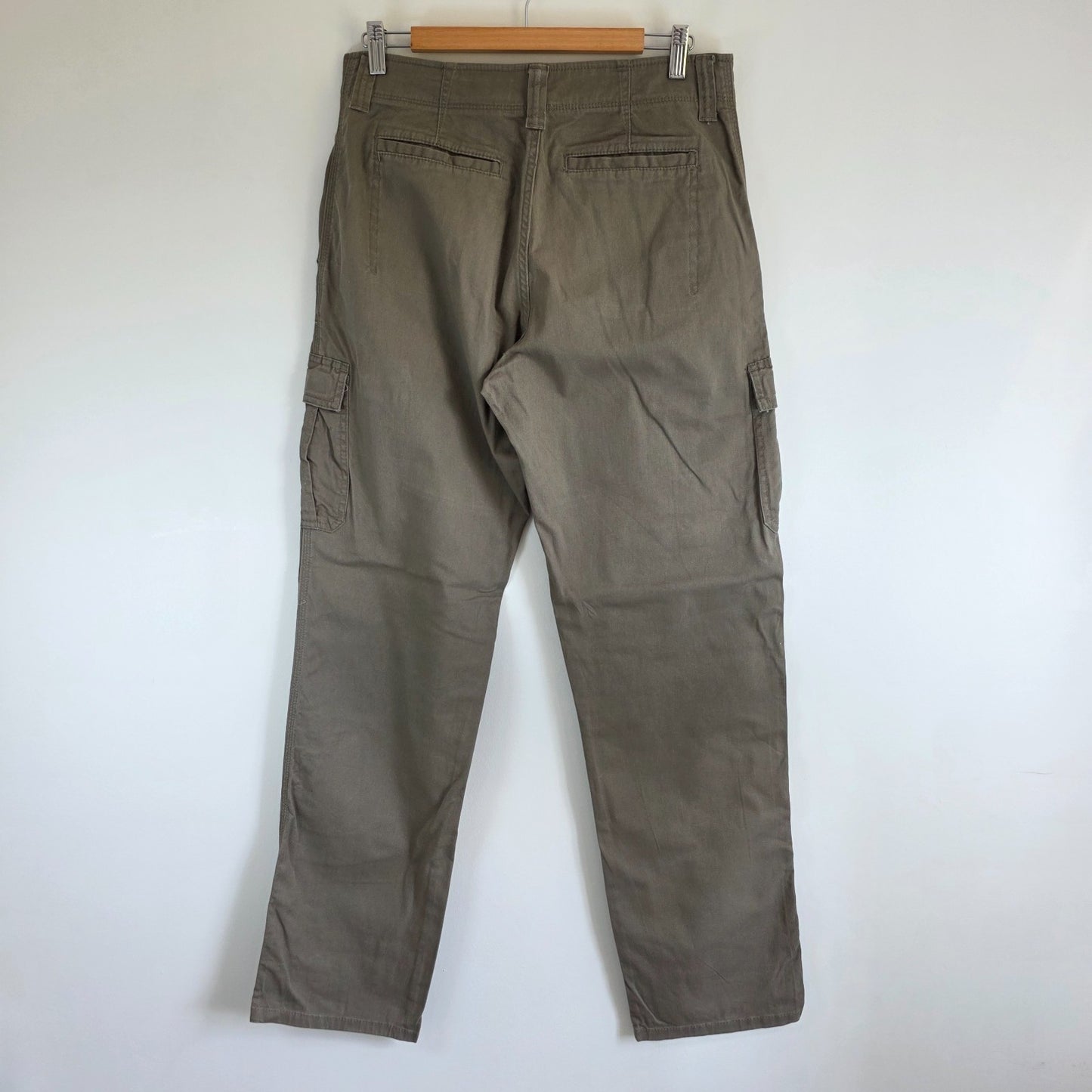 Wrangler khaki cargo trousers with utility pockets and cotton stretch fabric.