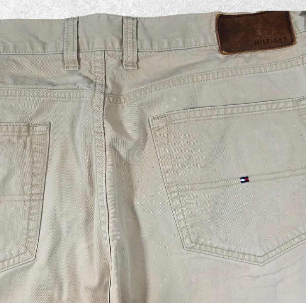 Tommy Hilfiger beige chinos straight leg cotton with classic logo detail.