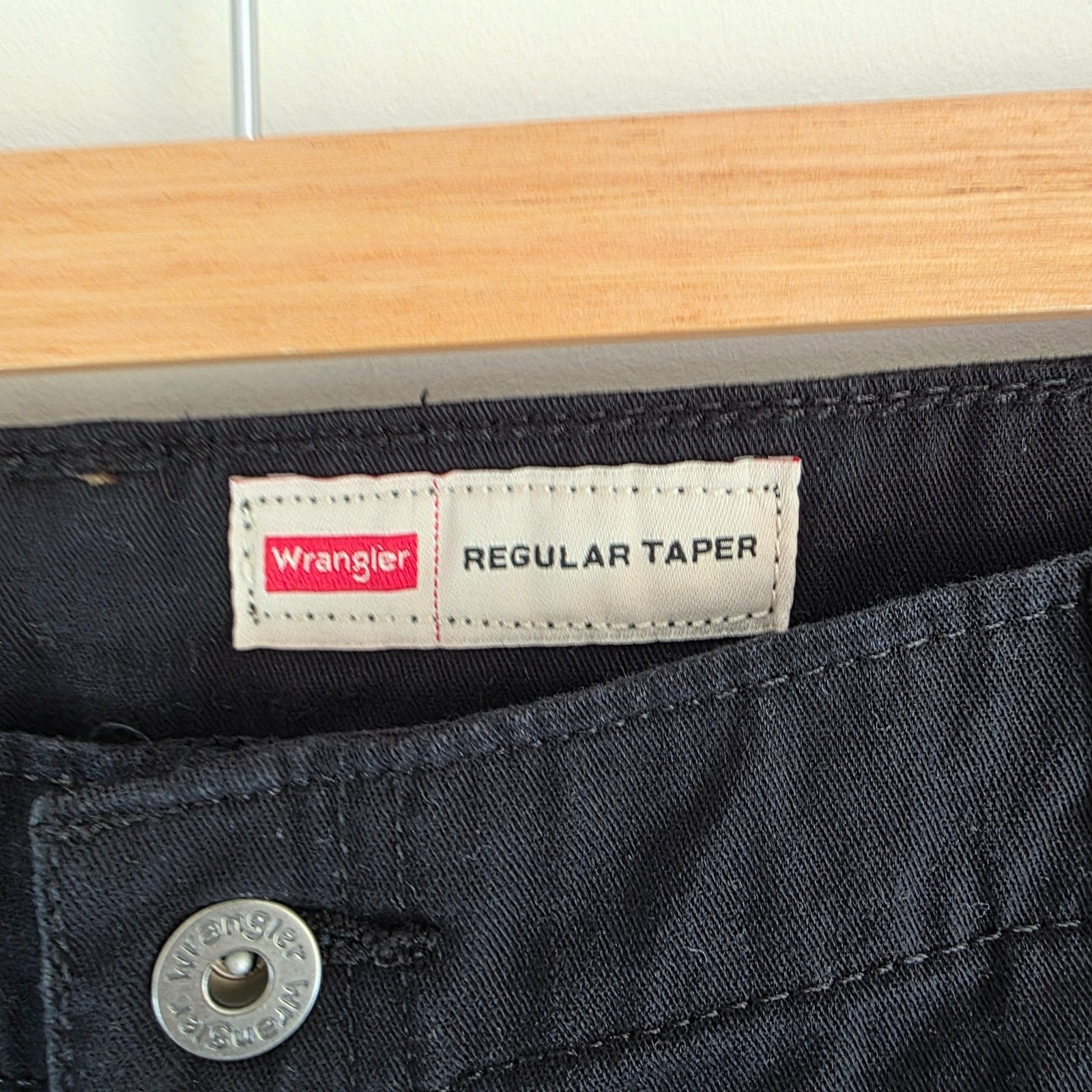 Wrangler black cargo trousers with utility pockets and stretch fabric in excellent condition.