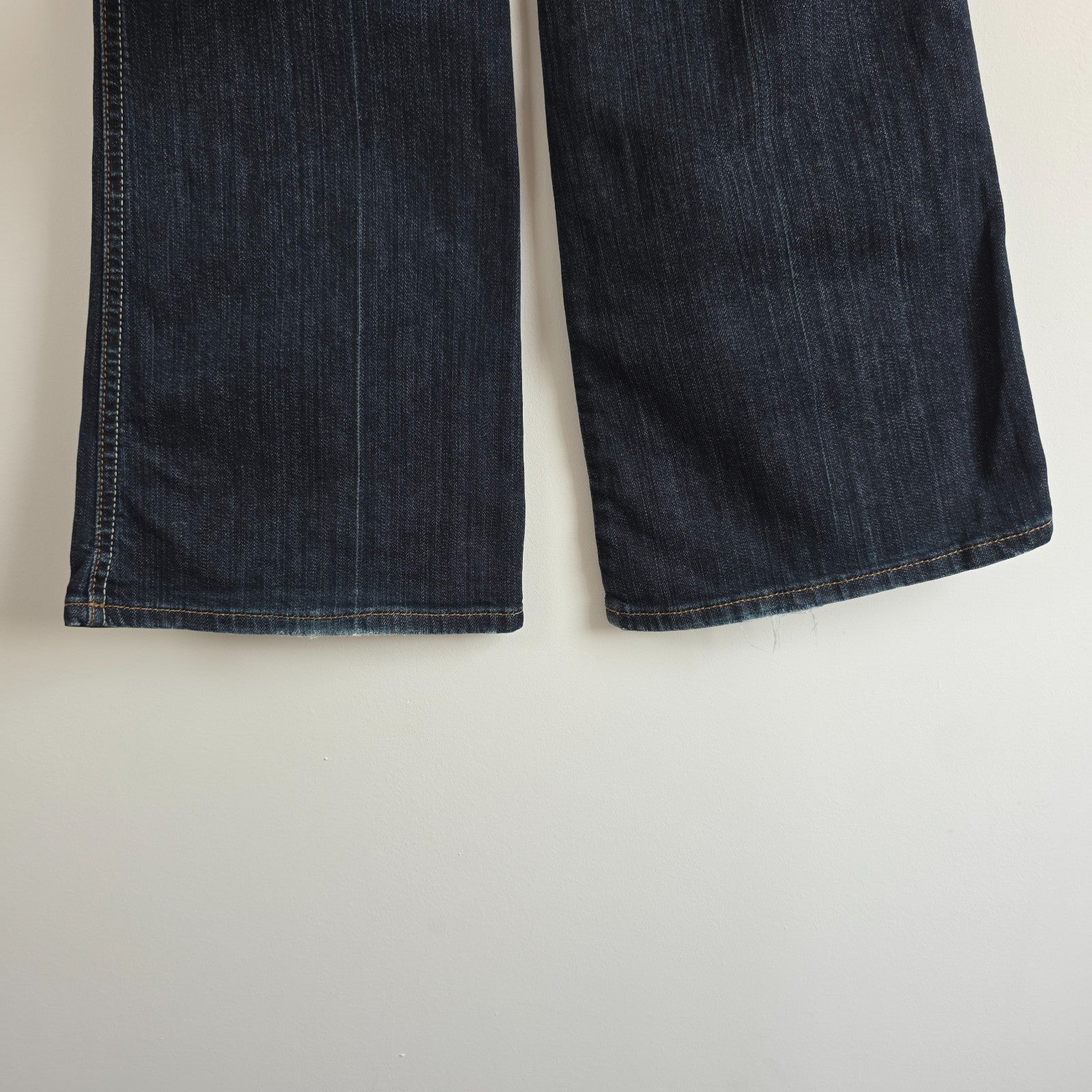 Gap blue straight jeans with low rise, bootcut style, made of stretch denim.