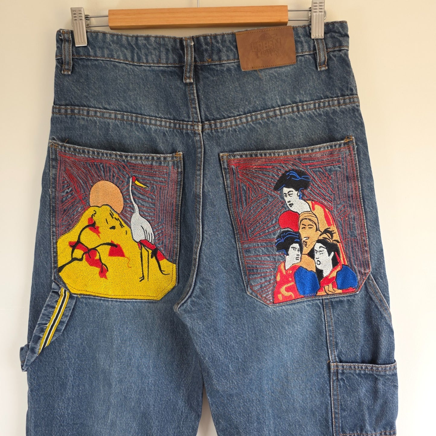 Wrangler blue baggy carpenter jeans with embroidered back pocket design and carpenter pocket detailing.