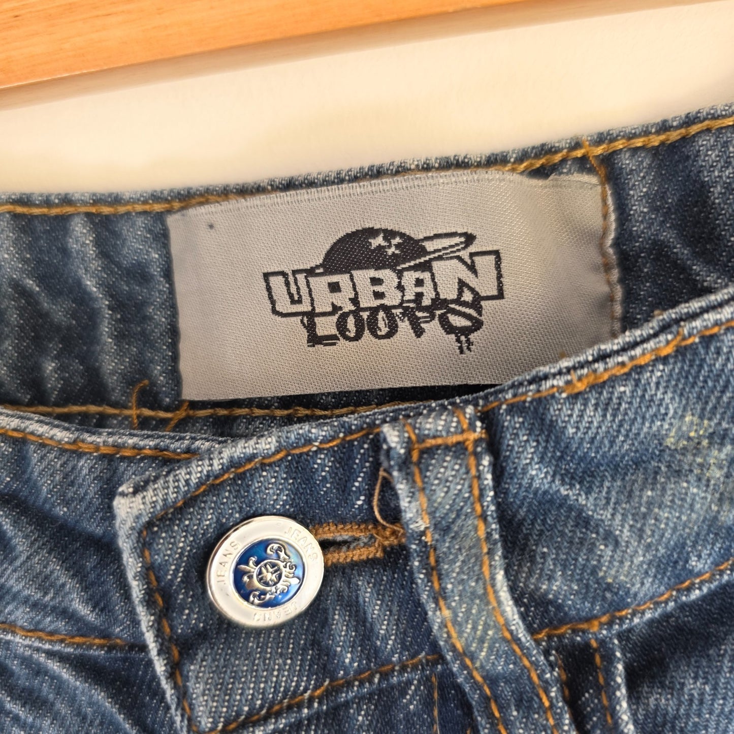 Wrangler blue baggy carpenter jeans with embroidered back pocket design and carpenter pocket detailing.