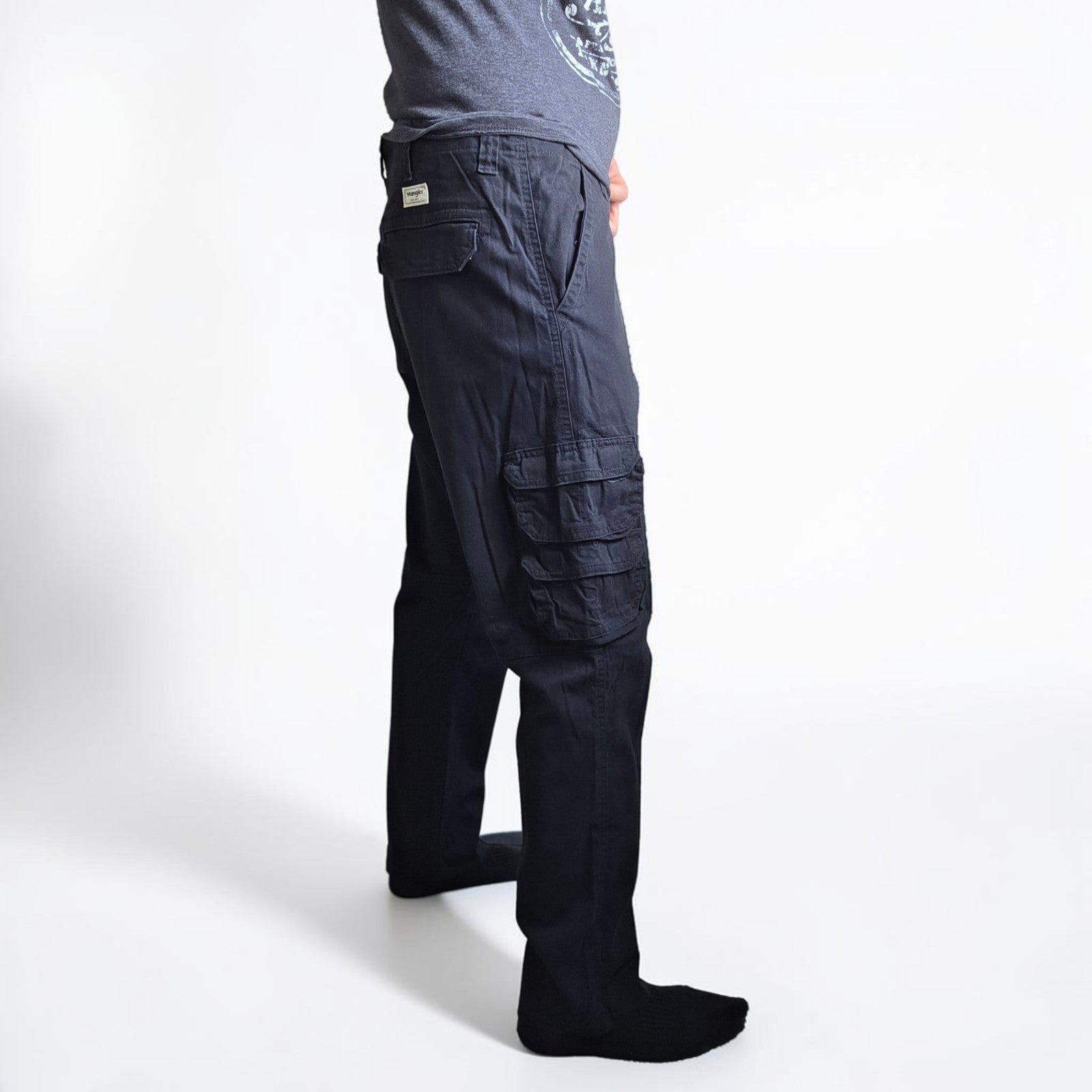 Wrangler black cargo trousers with utility pockets and stretch fabric in excellent condition.