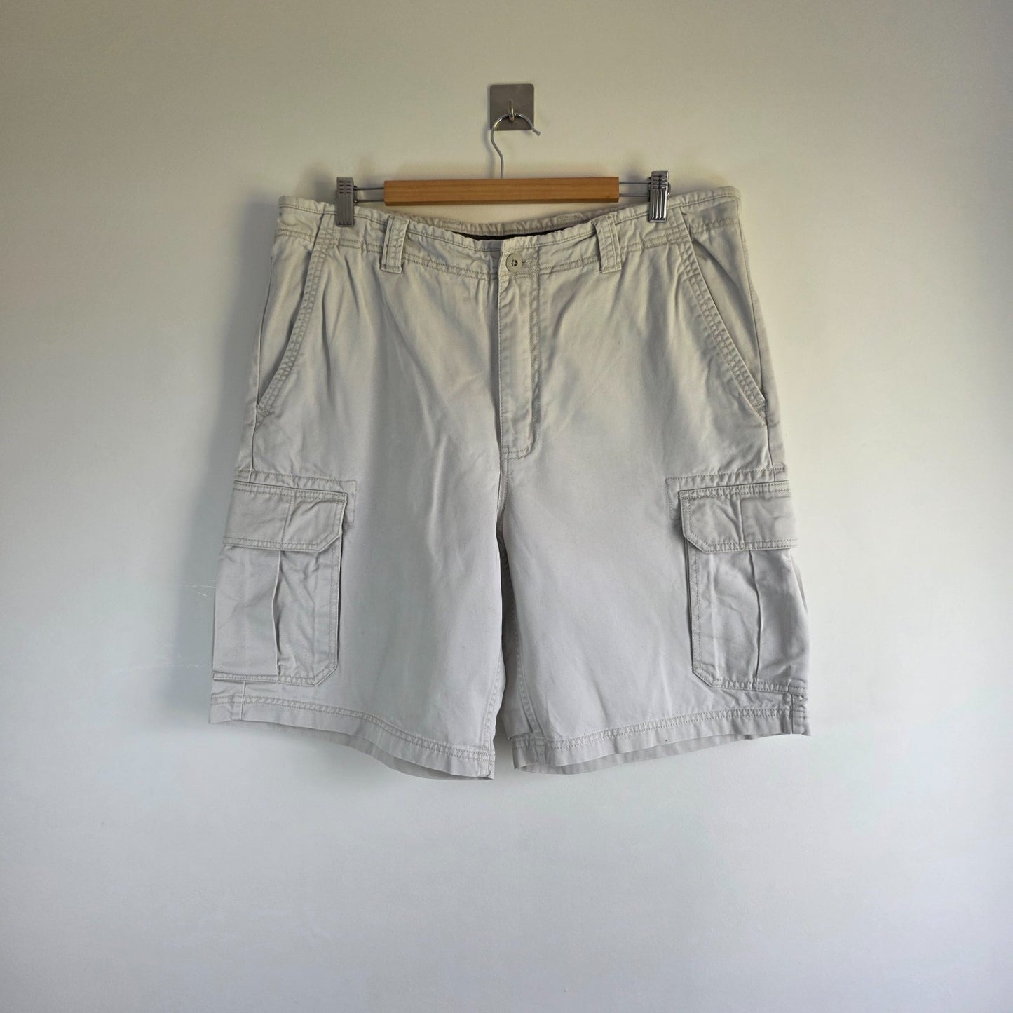 Gap cream cargo shorts with utility pockets and cotton fabric, in very good condition.
